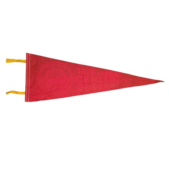 Vintage Oregon Centennial 1859-1959 Souvenir Red Felt Pennant With Yellow Ties - Picture 2 of 5